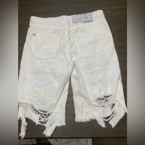 BDG DESTROYED MIDI BERMUDA LOW RISE SHORTS sz 27w
NWT - Picture 2 of 7